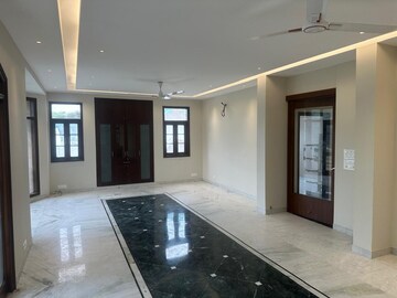 Room in 4 BHK Builder Floor at Safdarjung Enclave – for Rent