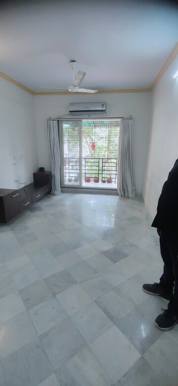 Room in 1.5 BHK Apartment at Kalpataru Sidhachal Phase IV, Kapur Bawdi – for Rent