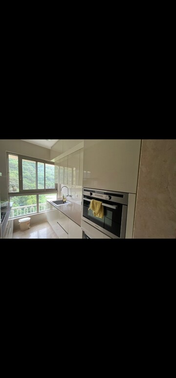 Room in 2 BHK Apartment at Hiranandani Castle Rock, Powai – for Rent