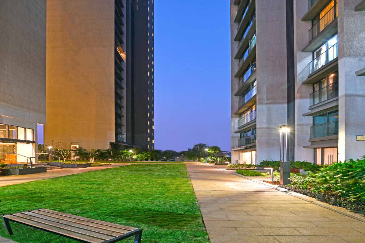 2 BHK + Servant Room Apartment For Sale in Rustomjee Paramount