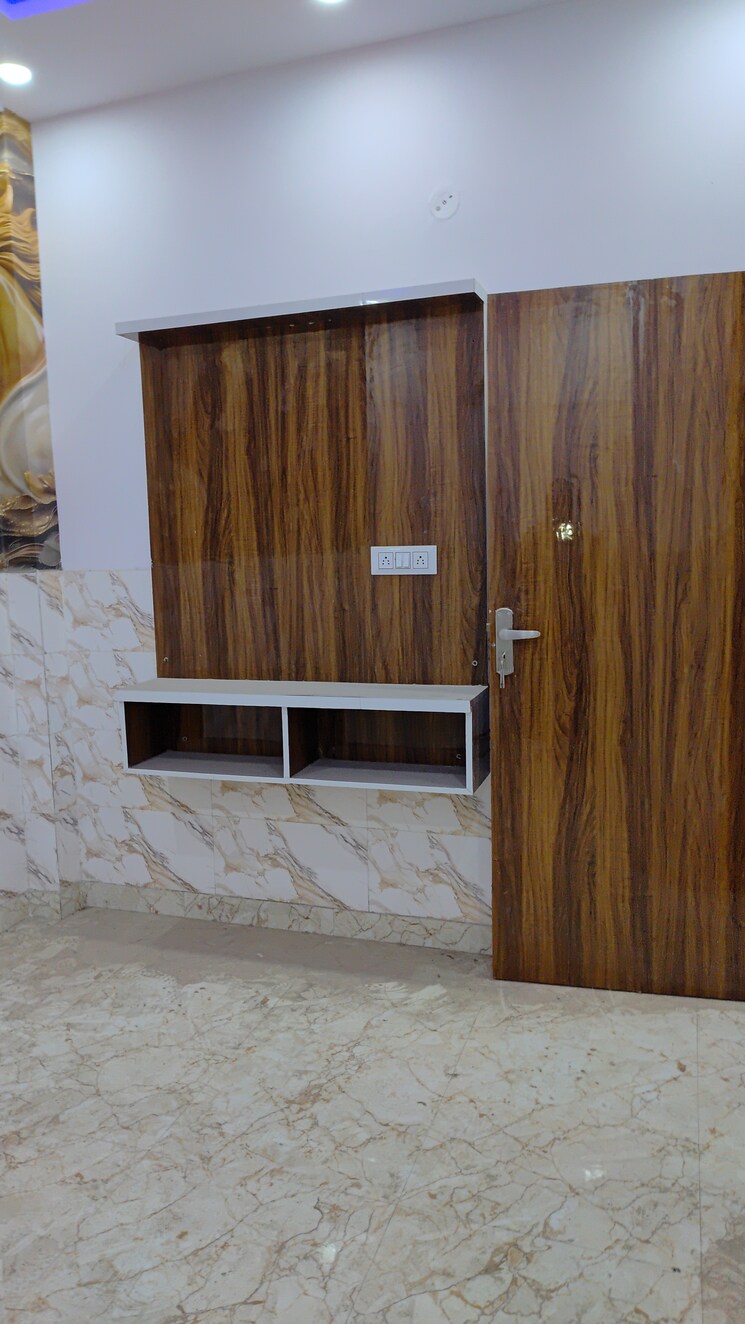 Room, bhagwati garden 3 Bedroom 45 Sq.Yd. Independent House In Bhagwati Garden Delhi 8102770