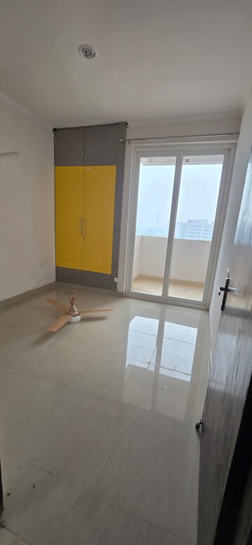 Room in 2.5 BHK Apartment at Amrapali Riverview, Amrapali Leisure Valley – for Rent