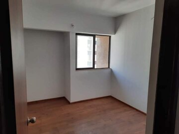 Room in 2.5 BHK Apartment at Lodha Lakeshore Greens, Dombivli East – for Rent