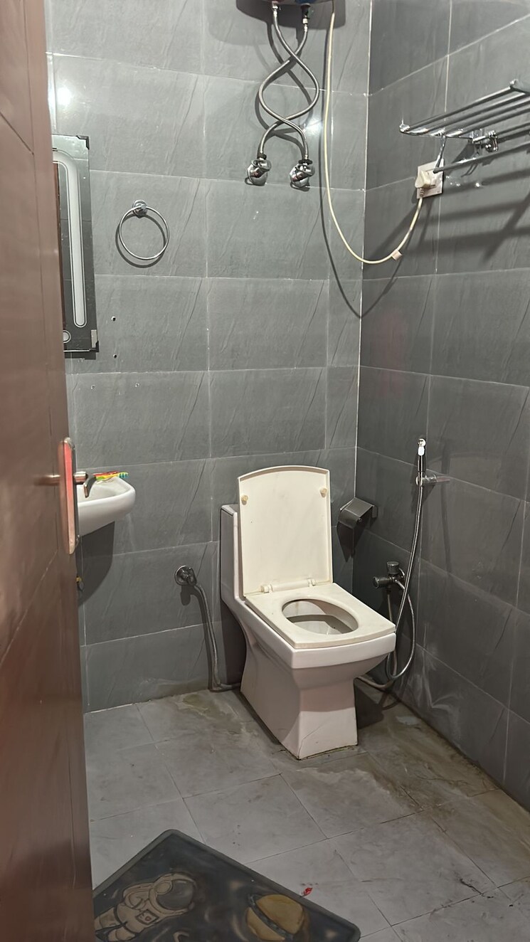 Bathroom, pratap vihar 2 Bedroom 1000 Sq.Ft. Builder Floor In Pratap Vihar Ghaziabad 8102835