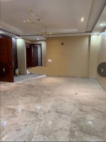 Room in 3 BHK Builder Floor at Sector 14 – for Rent