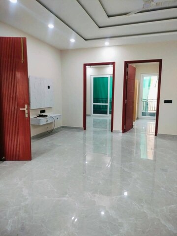 Room in 3 BHK Builder Floor at Sector 14 – for Rent