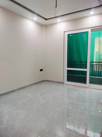 Room in 3 BHK Builder Floor at Sector 14 – for Rent