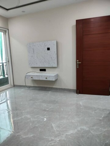 Room in 3 BHK Builder Floor at Sector 14 – for Rent