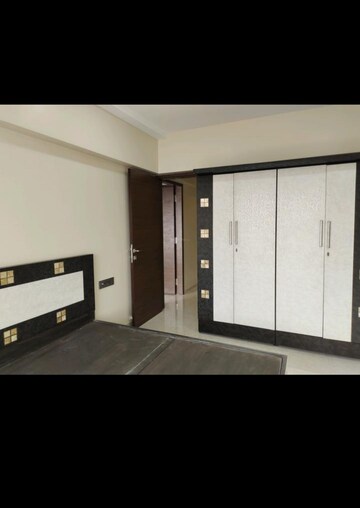 Room in 3 BHK Apartment at Goregaon West View CHS, Goregaon West – for Rent