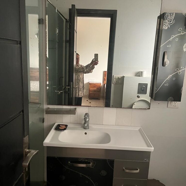 Team Area, defence colony 3.5 Bedroom 217 Sq.Yd. Builder Floor In Defence Colony Delhi 8103099