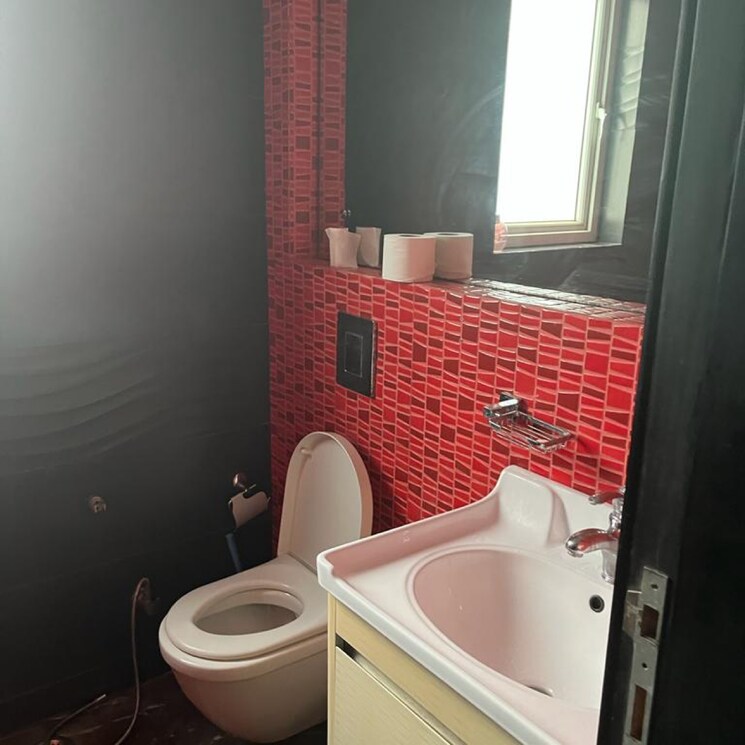 Bathroom, defence colony 3.5 Bedroom 217 Sq.Yd. Builder Floor In Defence Colony Delhi 8103099