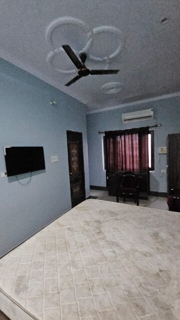 Room in 6+ BHK Independent House at Gomti Nagar – for Rent