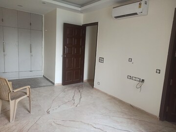 Room in 4 BHK Builder Floor at Unitech Palms, South City 1 – for Rent