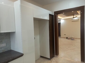 Room in 4 BHK Builder Floor at Unitech Palms, South City 1 – for Rent