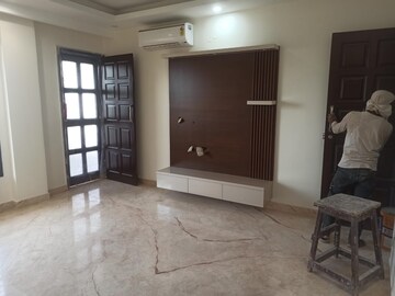 Room in 4 BHK Builder Floor at Unitech Palms, South City 1 – for Rent