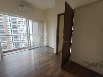 Room in 3 BHK Apartment at Runwal Greens, Mulund West – for Rent