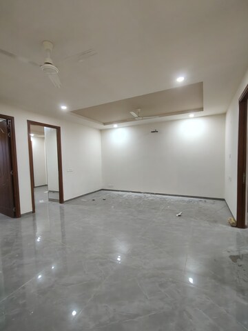 Room in 3 BHK Apartment at International Airport Road – for Rent