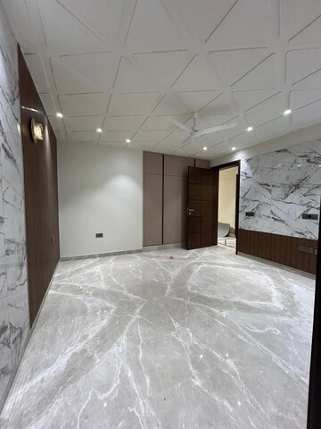 Room in 2 BHK Apartment at Emaar Emerald Estate, Sector 65 – for Rent