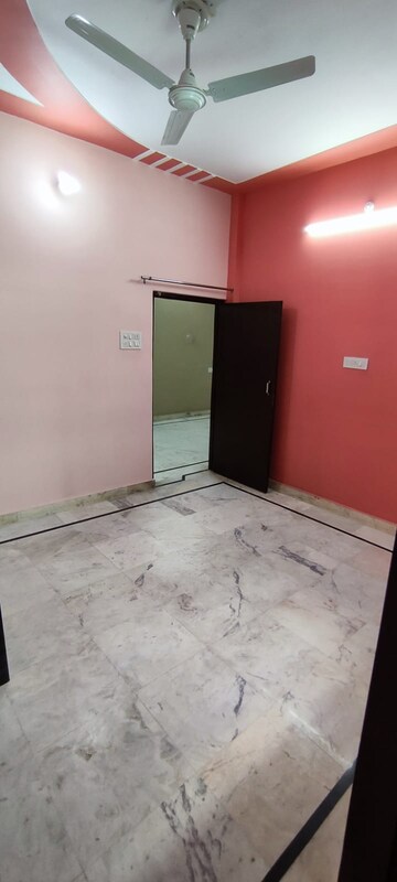 Room in 3 BHK Independent House at Kankhal – for Rent