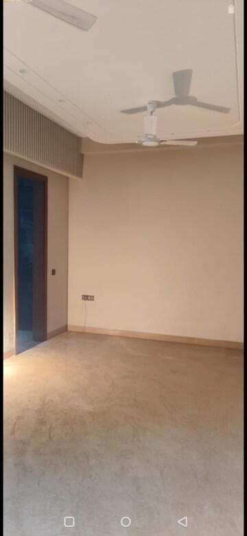 Room in 3 BHK Builder Floor at Defence Colony – for Rent