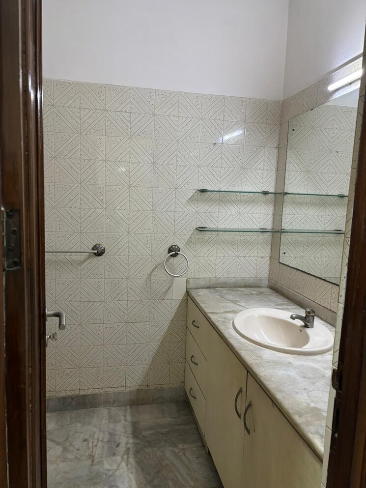 Bathroom, rwa-apartments-sector-26 6+ Bedroom 3500 Sq.Ft. Independent House In Sector 26 Noida 8103824