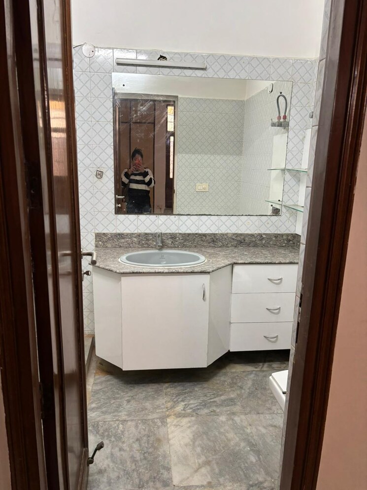 Bathroom, rwa-apartments-sector-26 6+ Bedroom 3500 Sq.Ft. Independent House In Sector 26 Noida 8103824