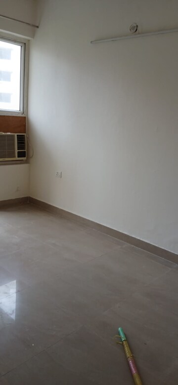 Room in 2 BHK Apartment at Suncity Avenue 102, Sector 102 – for Rent