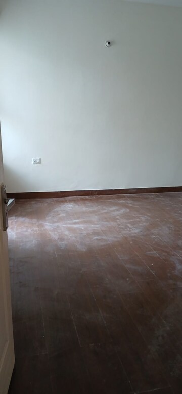 Room in 2 BHK Apartment at Suncity Avenue 102, Sector 102 – for Rent