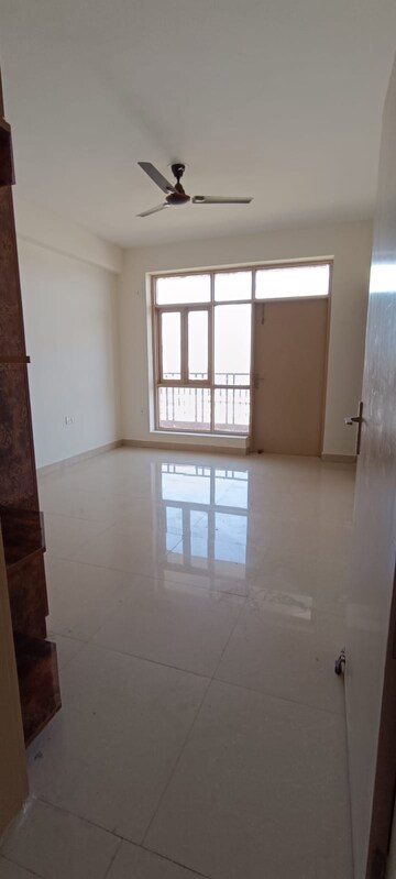 Room in 2 BHK Apartment at Suncity Avenue 102, Sector 102 – for Rent