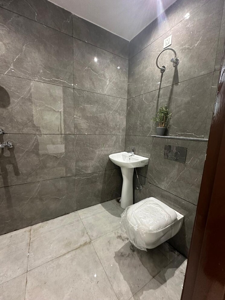 Bathroom, kharar 3 Bedroom 150 Sq.Yd. Apartment In Kharar Mohali 8104102