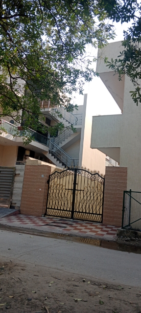 3 BHK + Servant Room Independent House For Sale in Sector 21D