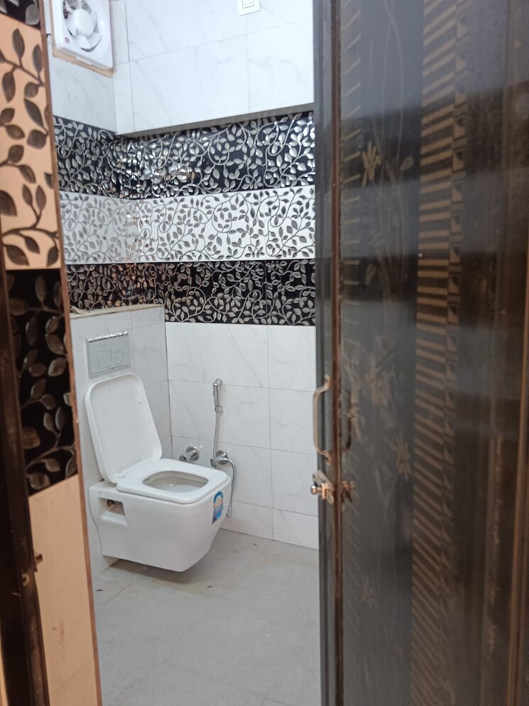 Bathroom, shalimar garden extension 2 2 Bedroom 952 Sq.Ft. Builder Floor In Shalimar Garden Extension 2 Ghaziabad 8104193