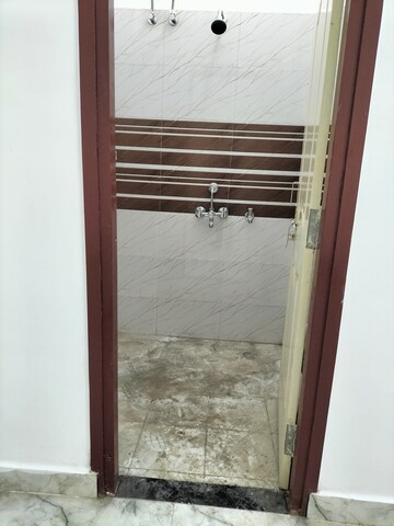 Room in 2 BHK Builder Floor at Sushant Golf City – for Rent