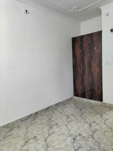 Room in 2 BHK Builder Floor at Sushant Golf City – for Rent
