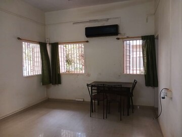 Room in 1.5 BHK Apartment at Dadar West – for Rent