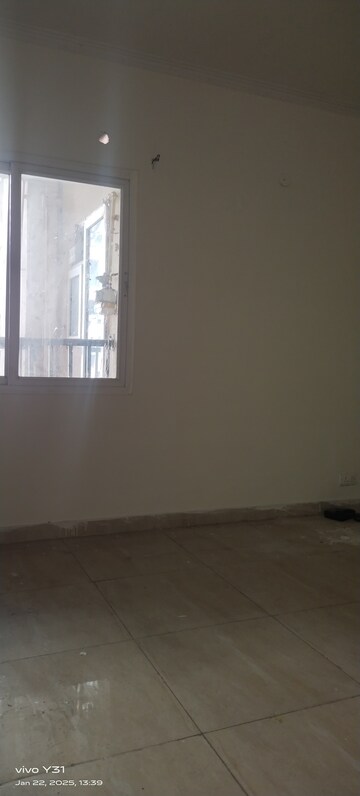Room in 3 BHK Apartment at Gaur City 2 - 14th Avenue, Sector 16c Greater Noida – for Rent