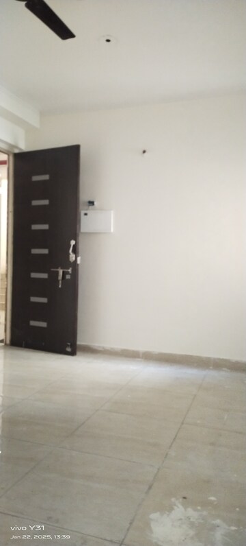 Room in 3 BHK Apartment at Gaur City 2 - 14th Avenue, Sector 16c Greater Noida – for Rent