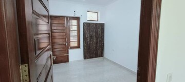 Room in 3 BHK Builder Floor at Sector 9 – for Rent