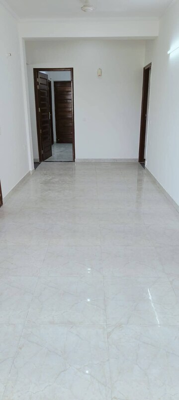 Room in 3 BHK Builder Floor at Sector 9 – for Rent