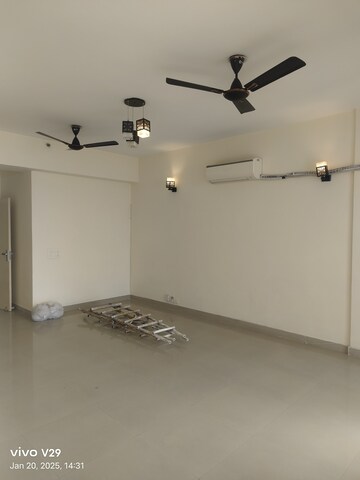 Room in 2 BHK Apartment at Pioneer Park Phase 1, Sector 61 – for Rent