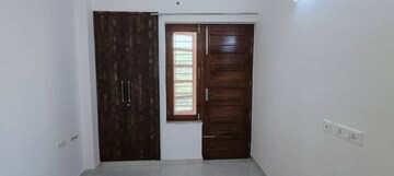 Room in 3 BHK Builder Floor at Sector 7 – for Rent