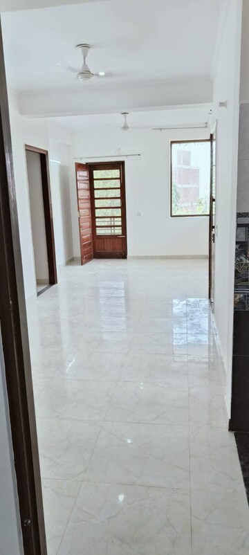Room in 3 BHK Builder Floor at Sector 7 – for Rent
