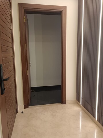 Room in 4 BHK Builder Floor at Ansal Sushant Lok I, Sector 43 – for Rent
