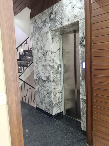 Room in 4 BHK Builder Floor at Ansal Sushant Lok I, Sector 43 – for Rent