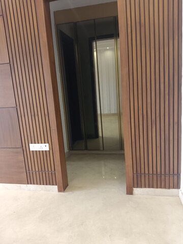 Building Lobby in 4 BHK Builder Floor at Ansal Sushant Lok I, Sector 43 – for Rent