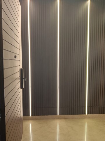 Building Lobby in 4 BHK Builder Floor at Ansal Sushant Lok I, Sector 43 – for Rent