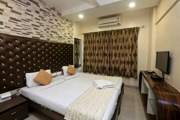 Bedroom in 2 BHK Apartment at Lake Home, Powai – for Rent