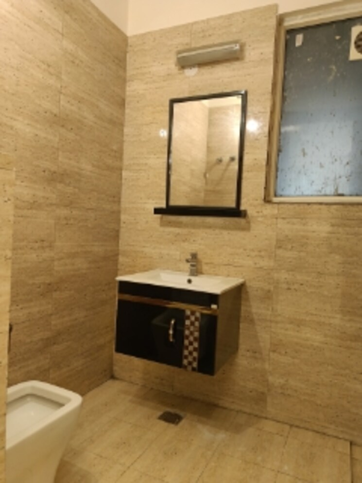 Bathroom, unitech-south-city-ii 3 Bedroom 1800 Sq.Ft. Builder Floor In Sector 50 Gurgaon 8104774