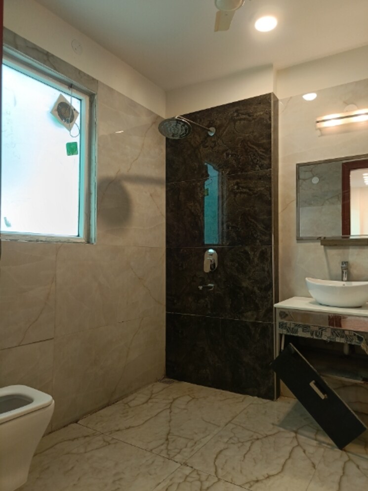 Bathroom, unitech-south-city-ii 3 Bedroom 1800 Sq.Ft. Builder Floor In Sector 50 Gurgaon 8104774