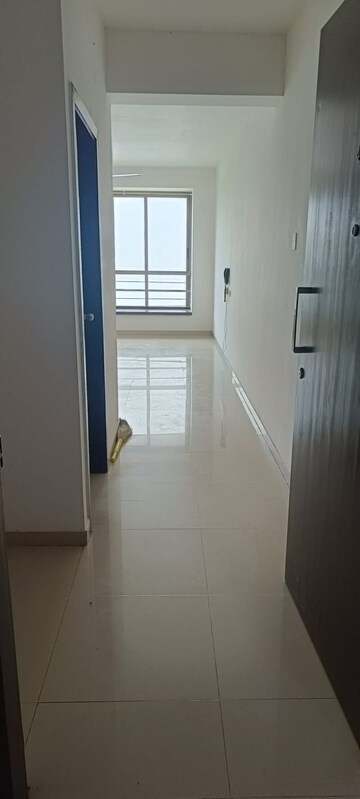 Room in 2.5 BHK Apartment at Oberoi Realty Woods, Goregaon East – for Rent